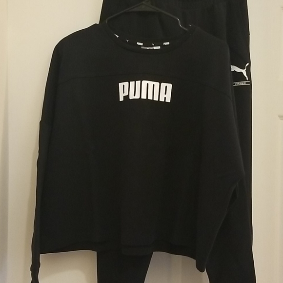 Puma jogging set, like new condition. Includes sweatshirt and jogger pants - Picture 2 of 14